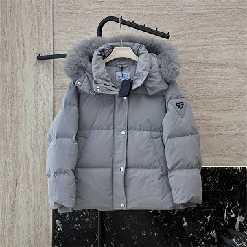 商品細詳を見る:プラダ PRADA XG-WTPD25014 2025年新作 ロングスリーブ ミディダウン フード付き パファージャケット アウターコート レディース