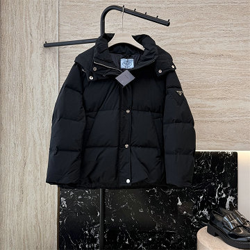 商品細詳を見る:プラダ PRADA XG-WTPD25016 2025年新作 ロングスリーブ ミディダウン フード付き パファージャケット アウターコート レディース