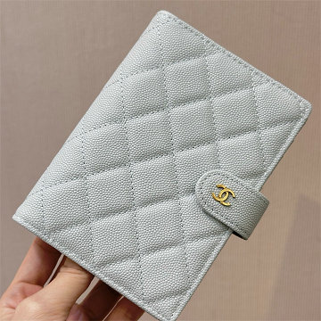 商品細詳を見る:シャネル CHANEL GH-CH96066QJQL 2025年新作 2つ折り短財布 ショートウォレット カード入れ 小銭入れ キャビアスキン