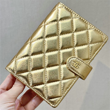 商品細詳を見る:シャネル CHANEL GH-CH96066YJJS 2025年新作 2つ折り短財布 ショートウォレット カード入れ 小銭入れ ラムスキン