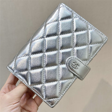 商品細詳を見る:シャネル CHANEL GH-CH96066YYYS 2025年新作 2つ折り短財布 ショートウォレット カード入れ 小銭入れ ラムスキン