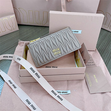 商品細詳を見る:ミュウミュウ MIUMIU GH-MM5MB006HS 2025年最新入荷 マトラッセレザー カードホルダー ジップウォレット カード入れ 小銭入れ レディース