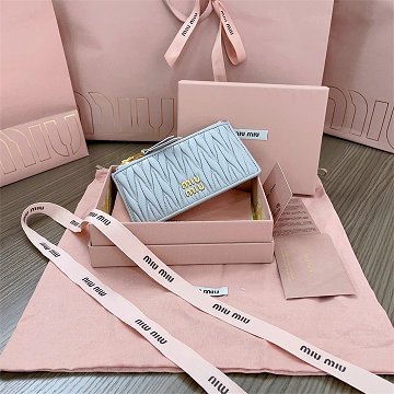 商品細詳を見る:ミュウミュウ MIUMIU GH-MM5MB006QL  2025年最新入荷 マトラッセレザー カードホルダー ジップウォレット カード入れ 小銭入れ レディース