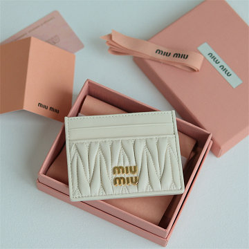 商品名称：ミュウミュウ MIUMIU GHMM5MC076QB 2025年最新入荷 マトラッセレザー カードケース ポケットウォレット 名刺入れ レディース