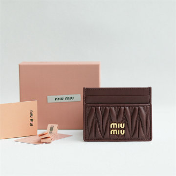 商品名称：ミュウミュウ MIUMIU GH-MM5MC076QJ 2025年最新入荷 マトラッセレザー カードケース ポケットウォレット 名刺入れ レディース
