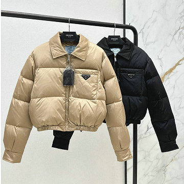 商品細詳を見る:プラダ PRADA 2025年新作 Re-Nylon クロップド ブルゾンダウン パファー ジップジャケット アウターコート レディース