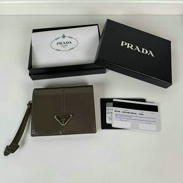 商品細詳を見る:プラダ PRADA 2025年新作 2つ折り短財布 カード入れ 小銭入れ 札入れ ショートウォレット