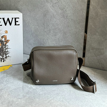 商品細詳を見る:ロエベ LOEWE 99-LE0522HS 2025新作 ペブル メッセンジャーバッグ ミニ ショルダーバッグ メンズ