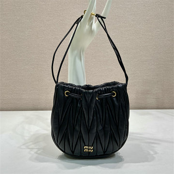 商品細詳を見る:ミュウミュウ MIUMIU 99-MM5ND022BK 2025年新作 マトラッセ トートバッグ ハンドバッグ ショルダーバッグ レディース