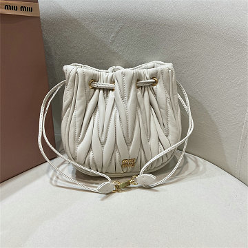 商品細詳を見る:ミュウミュウ MIUMIU 99-MM5ND022BS  2025年新作 マトラッセ トートバッグ ハンドバッグ ショルダーバッグ レディース