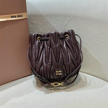 商品細詳を見る:ミュウミュウ MIUMIU 99-MM5ND022JH 2025年新作 マトラッセ トートバッグ ハンドバッグ ショルダーバッグ レディース