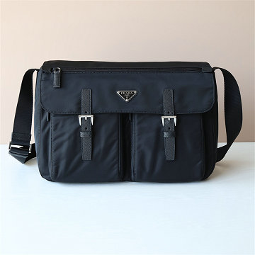 商品細詳を見る:プラダ PRADA 99-PD1BD738BK 2025年新作 メッセンジャーバッグ フラップバッグ ショルダーバッグ ナイロン メンズ