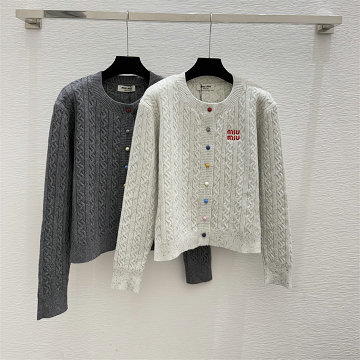 商品名称：ミュウミュウ MIUMIU XG-MKMM25012 2025年新作 ニットコート カーディガン ロングスリーブ ウールニット 長袖 クルーネック レディース