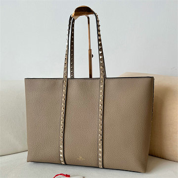 商品名称：ヴァレンティノ Valentino 99-VT24169JHS 2025年新作 ガラヴァーニ ヴィヴァ ロックスタッズ トートバッグ ショルダーバッグ レディース