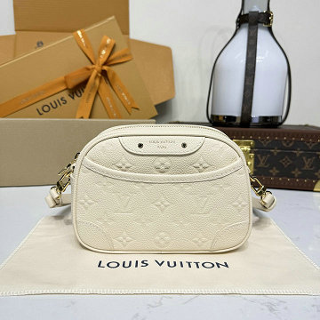 商品細詳を見る:ルイヴィトン LOUISVUITTON M26509　2025年新作 ティナ カメラバッグ ショルダーバッグ トリヨンレザー