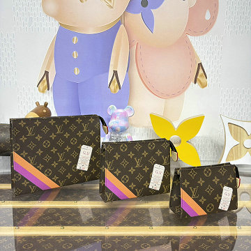 商品細詳を見る:ルイヴィトン LOUISVUITTON P01952　2025年新作 トリオ ポッシュ トワレ クラッチポーチ 手持ちかばん モパーソナライズ可能 モノグラムキャンパス