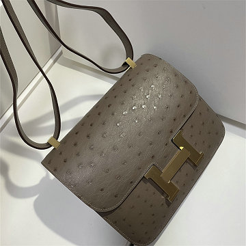 商品細詳を見る:エルメス HERMES 063-H108224TPJHS 2025年新作 コンスタンス スミディアム フラップバッグ ショルダーバッグ レディース オーストリッチ革