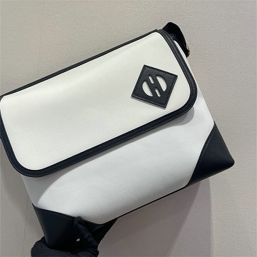 商品細詳を見る:エルメス HERMES 063-H0841BBS2025年新作 メッセンジャー オールバック ショルダーバッグ フラップバッグ メンズ