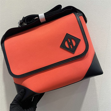 商品細詳を見る:エルメス HERMES 063-H0841BCS 2025年新作 メッセンジャー オールバック ショルダーバッグ フラップバッグ メンズ