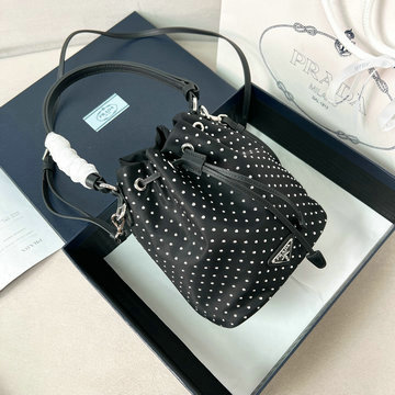 商品名称：プラダ PRADA 99-PD1BE067NBK　2025年最新入荷 スタッズ付 ミニバッグ トップハンドルバッグ トートバッグ Re-Nylon ナイロン