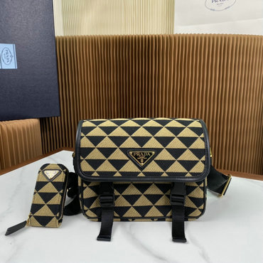 プラダ PRADA GH-PD2VD034GXK　2025年最新入荷 サフィアーノレザー ショルダーバッグ メッセージバッグ メンズ