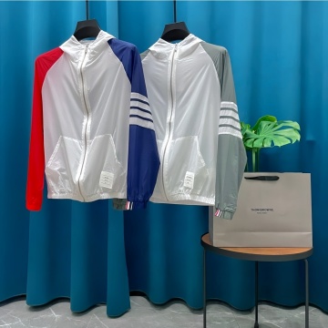 トム ブラウン Thom Browne 2025年最新入荷 UV カット パーカー フーディージャケット 軽量 アウトドア レディース 夏