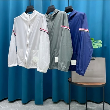 トム ブラウン Thom Browne 2025年最新入荷 UV カット パーカー フーディージャケット 軽量 アウトドア レディース 夏