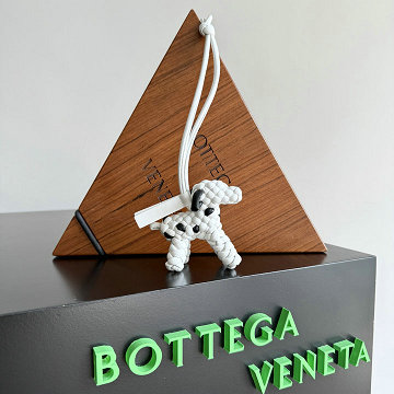 商品細詳を見る:ボッテガヴェネタ BOTTEGAVENETA 99-BOV807068P 2025年最新入荷 ドッグチャーム イントレチャートナッパレザー