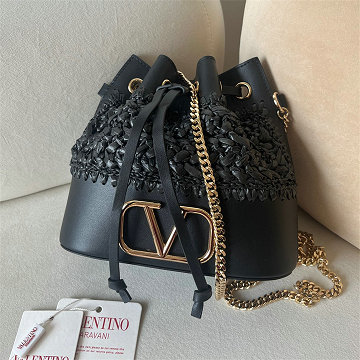 ヴァレンティノ Valentino  99-VT22071BBK 2025年最新入荷 Ｖロゴ シグネチャー チェーン ミニ バケットバッグ ショルダーバッグ ラフィア