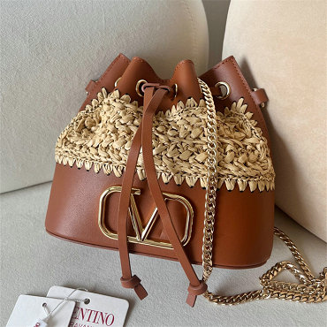 商品名称：ヴァレンティノ Valentino 99-VT22071BXZ 2025年最新入荷 Ｖロゴ シグネチャー チェーン ミニ バケットバッグ ショルダーバッグ ラフィア