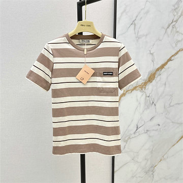 商品名称：ミュウミュウ MIUMIU XG-TDMM25010  2025年新作 コットンジャージー Tシャツ クルーネック 半袖 カジュアル おしゃれ レディース