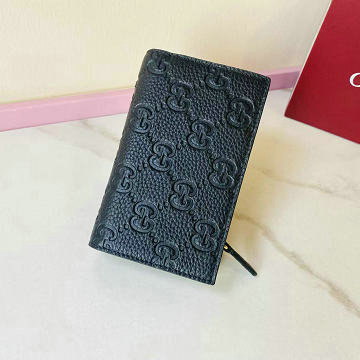 商品名称：グッチ GUCCI  057-GG815874PBK2025年新作 GGエンブレム ミディアム ウォレット 二つ折り短財布 カード入れ 小銭入れ レザー