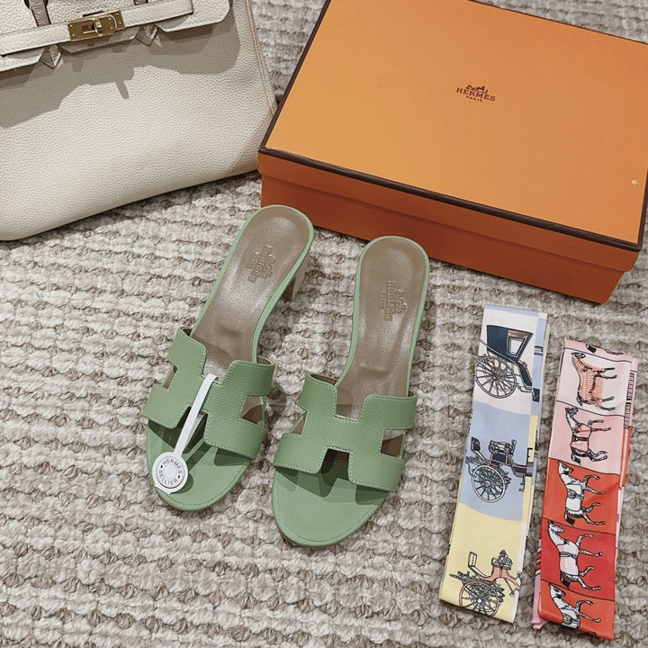 商品名称：エルメス HERMES 2025年新作 Oran ローヒールスライド ビーチスリッパ スクエアヒール カジュアル レディース
