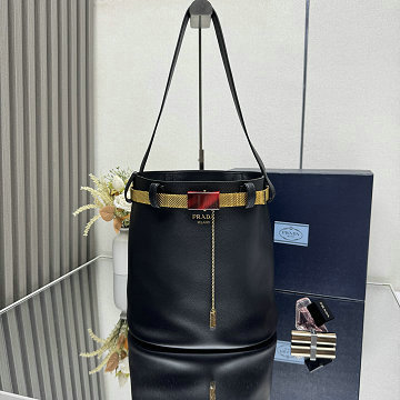 プラダ PRADA  99-PD1BE085BK 2025年新作 バックル 装飾ベルト付 レザー バケットバッグ ショルダーバッグ レディース