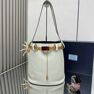 プラダ PRADA 99-PD1BE085BS  2025年新作 バックル 装飾ベルト付 レザー バケットバッグ ショルダーバッグ レディース