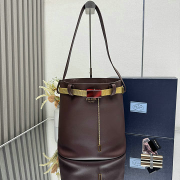 プラダ PRADA 99-PD1BE085SK2025年新作 バックル 装飾ベルト付 レザー バケットバッグ ショルダーバッグ レディース