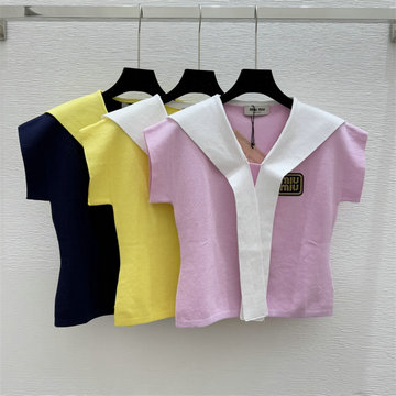 商品細詳を見る:ミュウミュウ MIUMIU XG-MDMM25014  2025年新作 海軍カラー Tシャツ 半袖 Vネック レディース