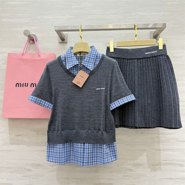 ミュウミュウ MIUMIU XG-TZMM25010 2025年新作 レジャーセットアップ フェイクレイヤード ニットセーター ミニスカート 上下セット