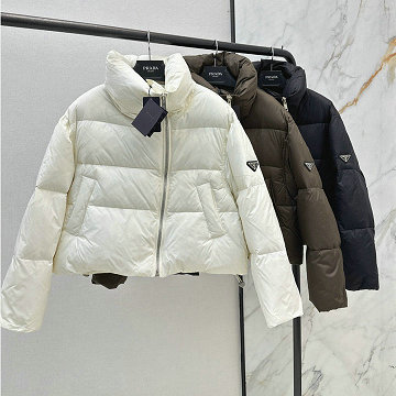 商品名称：プラダ PRADA XG-WTPD250042025年新作 クロップド ブルゾンダウン パファー ジップジャケット アウターコート レディース