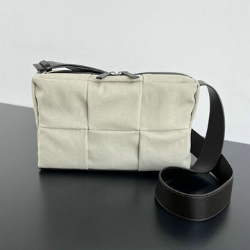 ボッテガヴェネタ BOTTEGAVENETA aj-BOV787547PBK2025年新作 スモール パデッド テック カセット ショルダーバッグ