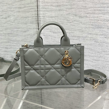 商品細詳を見る:クリスチャンディオール CHRISTIAN DIOR GH-CD5573PJHS2025年新作 Book Tote ブック トートバッグ ハンドバッグ レディース