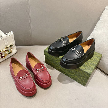 商品細詳を見る:グッチ GUCCI 26-GGJ25023P 2025年新作 ホースビット ローファー レディース パンプス フラットシューズ 靴 レザー