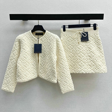 商品細詳を見る:ルイヴィトン LOUISVUITTON 2026年新作 モノグラム タウアリング ミニスカート ニットジャケット 上下セット レディース