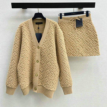 商品細詳を見る:ルイヴィトン LOUISVUITTON 2026年新作 モノグラム タウアリング ミニスカート ニットジャケット 上下セット レディース