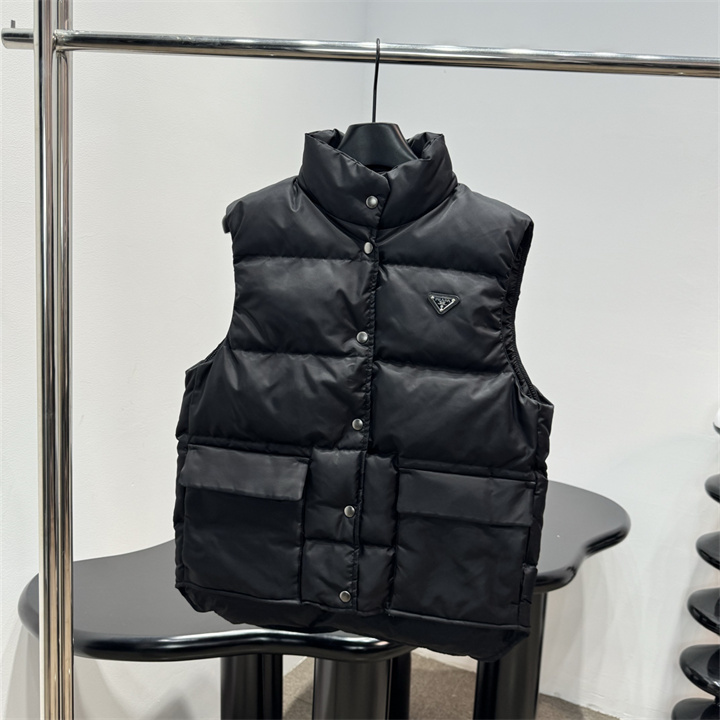 商品名称：プラダ PRADA 2026年 スタンドカラー ダウンベスト リサイクルナイロン ノースリーブジャケット 秋冬 防寒 保温 カジュアル アウター