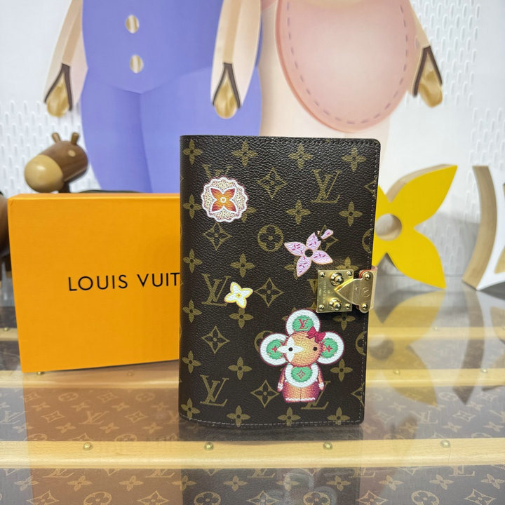 商品細詳を見る:ルイヴィトン LOUISVUITTON 2026年新作 クヴェルテュール カルネ ポール ノートブックカバー モノグラム キャンバス レザー