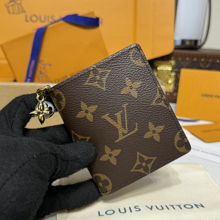 商品細詳を見る:ルイヴィトン LOUISVUITTON 2026年新作 M14613 チャーム 二つ折り短財布 小銭入れ カード入れ モノグラムキャンパス