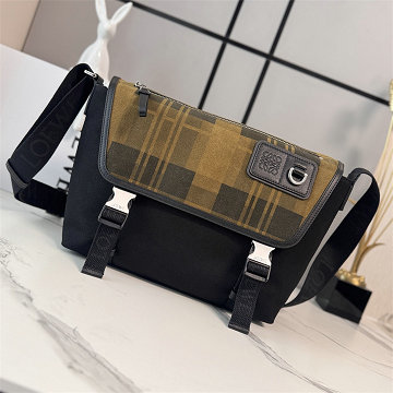 商品名称：ロエベ LOEWE 025-LE822513XS  2026年新作 フレックス メッセンジャーバック ミディアム ショルダーバッグ メンズ スエード