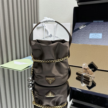 商品細詳を見る:プラダ PRADA 025-PD1BE088SK 2026年新作 バックル 装飾ベルト付 レザー バケットバッグ ショルダーバッグ レディース