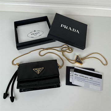 商品細詳を見る:プラダ PRADA  025-PD1MR034BK 2026年新作 コインケース フラップ短財布 チェーン付き ショートウォレット